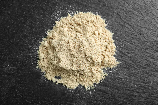 Protein tozu koyu arka plan üzerinde