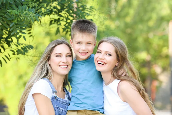 Lésbicas mães e filho adotivo se divertindo ao ar livre — Fotografia de Stock