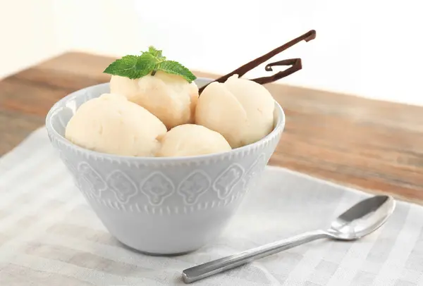 Mísa s vynikající vanilková zmrzlina koule — Stock fotografie