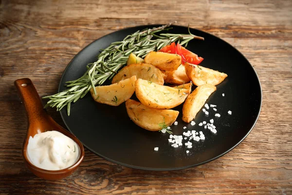 Assiette avec de délicieux quartiers de pommes de terre au four — Photo