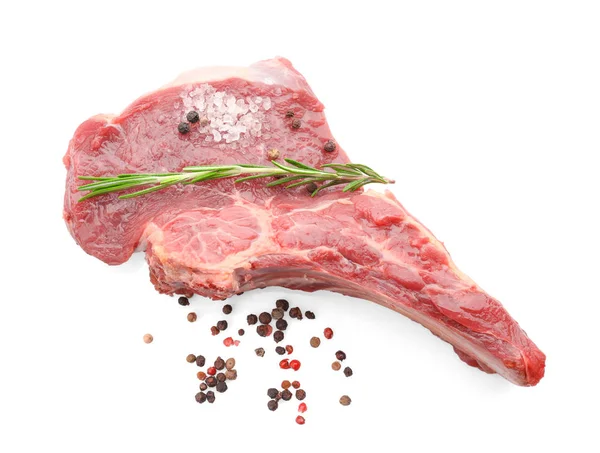 Carne fresca cruda con romero — Foto de Stock