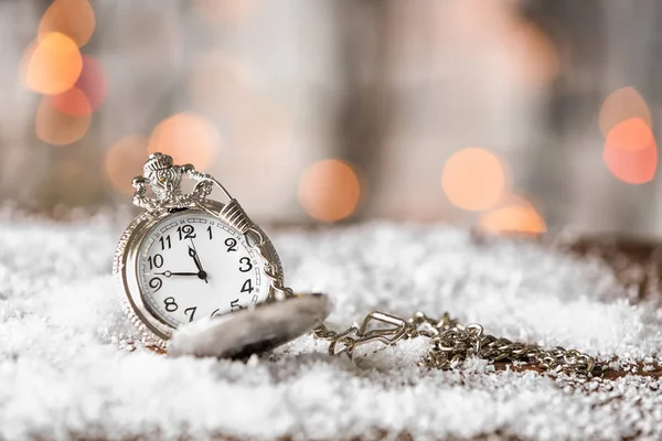 Orologio in metallo sulla neve — Foto Stock