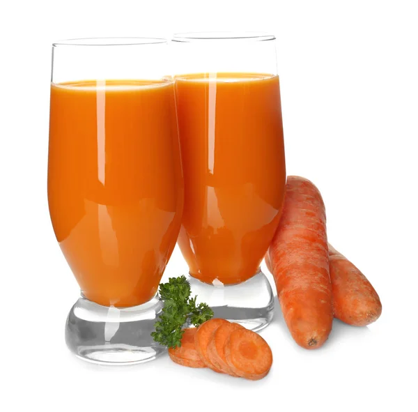 Bicchieri di succo fresco, fette di carota e prezzemolo — Foto Stock