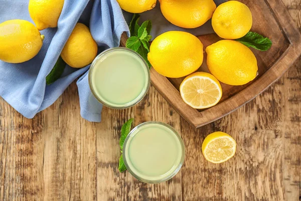 Очки лимонного сока — стоковое фото