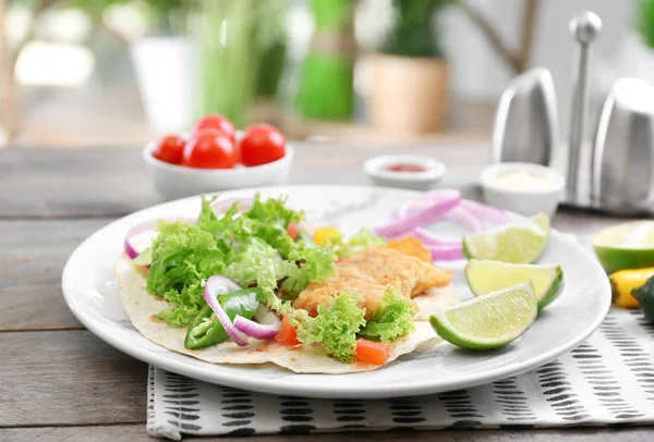 Placa con delicioso taco de pescado —  Fotos de Stock