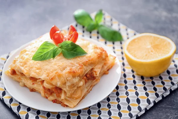 Lezzetli lazanya ile plaka 