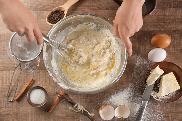 Жінка робить тісто для ванільного торта — стокове фото
