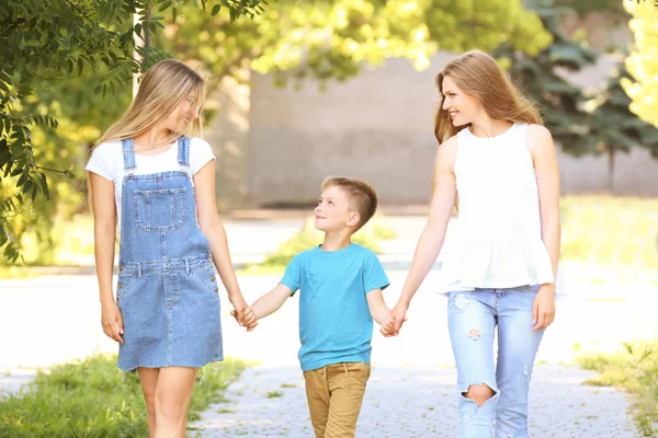Madres lesbianas e hijo adoptivo — Foto de Stock