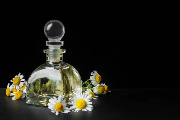 Garrafa de vidro com óleo essencial — Fotografia de Stock