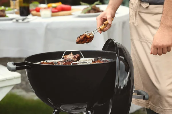 Mand madlavning ribben - Stock-foto