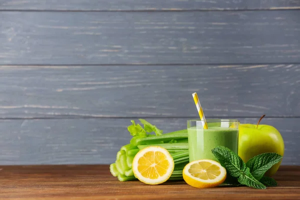 Стакан зеленого здорового сока с ингредиентами — стоковое фото