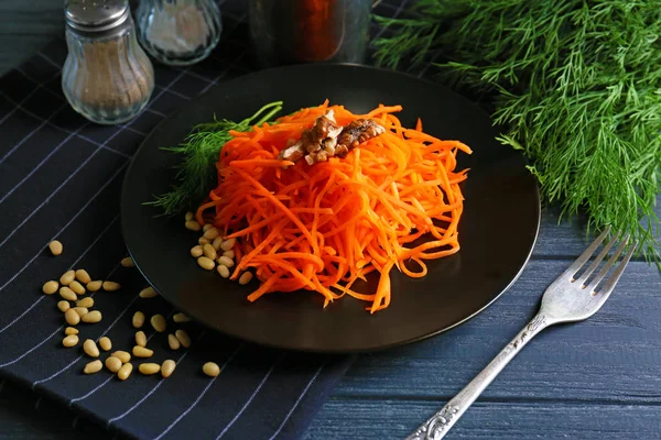 Plaka lezzetli havuç salatası ile 