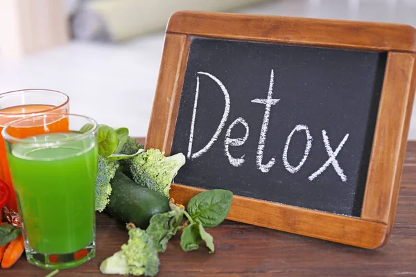 Bardakta taze meyve suyu