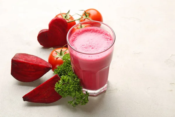 Taze sebze suyu ile cam 