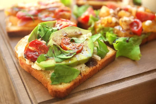 Chutné sendviče na dřevěné desce — Stock fotografie