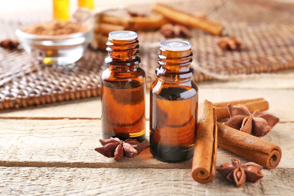 Aceite esencial de canela en botellas de vidrio — Foto de Stock