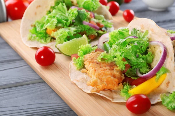 Dřevěná deska s chutné tacos — Stock fotografie