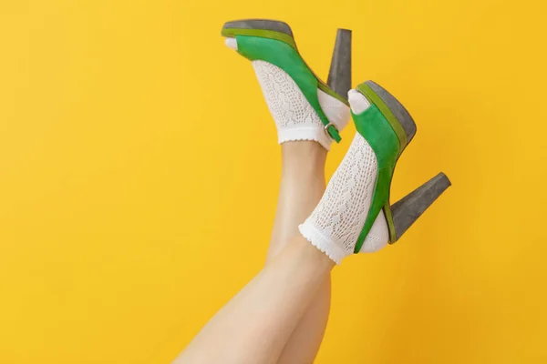 Vrouwelijke benen in groene hoge hak schoenen — Stockfoto