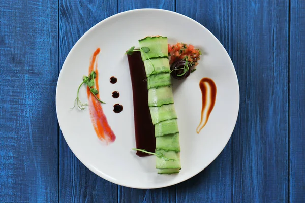 Deniz ürünleri ile plaka rulo salatalık ile 