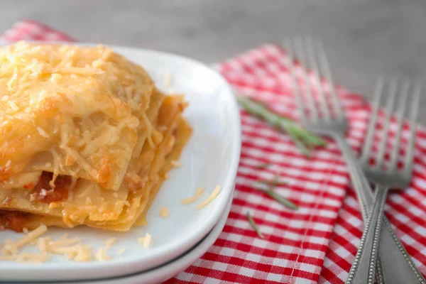 Masada lezzetli lazanya ile plaka