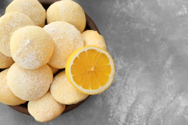 Prato com biscoitos de limão caseiros — Fotografia de Stock