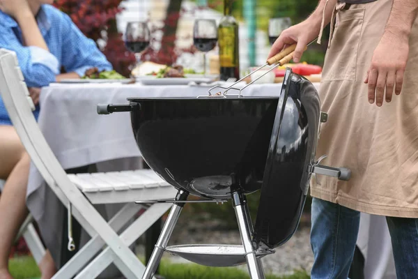 Man cooking ribs — Stock Photo, Image