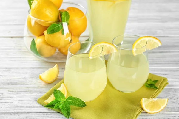 Zwei Gläser Zitronensaft — Stockfoto