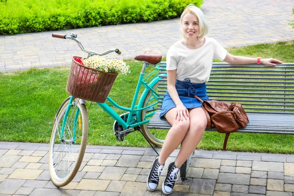 Bisiklet ile güzel bir genç kadın 