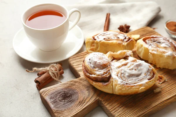 Tatlı ev yapımı tarçın rulo ile güzel kompozisyon  