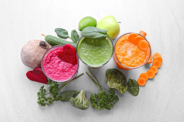 Bardakta taze meyve suyu 