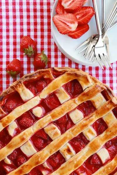 enfes Çilekli pasta  