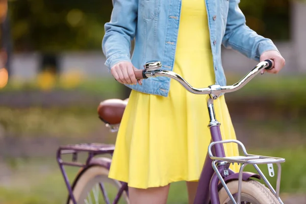 自転車を持つ若い女性 — ストック写真