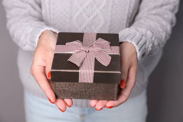 Manos femeninas sosteniendo caja de regalo — Foto de Stock