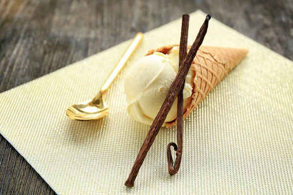 Gözleme koni lezzetli vanilyalı dondurma ile — Stok fotoğraf