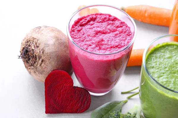 Jugos de verduras frescas en vasos — Foto de Stock