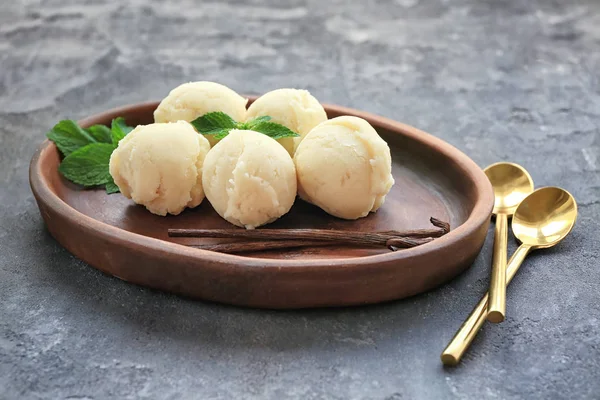 Piatto di legno con deliziose palline di gelato alla vaniglia — Foto Stock