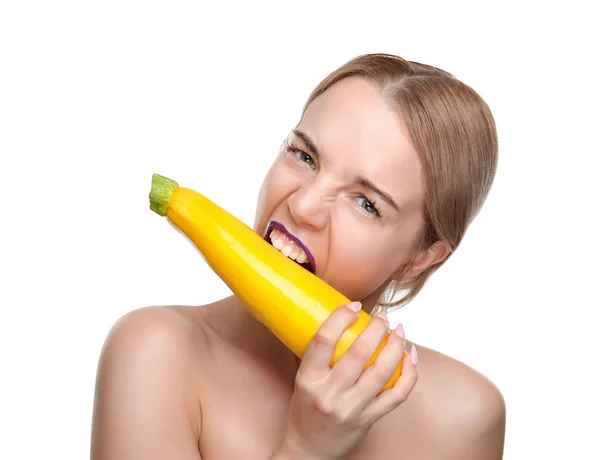 Donna in posa con zucchine gialle — Foto Stock