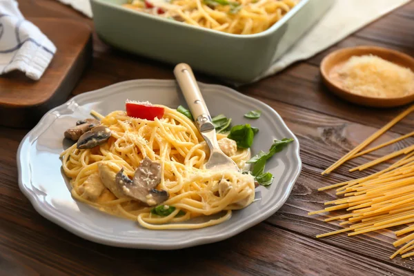 Plate with delicious roasted turkey tetrazzini — Stock Photo, Image