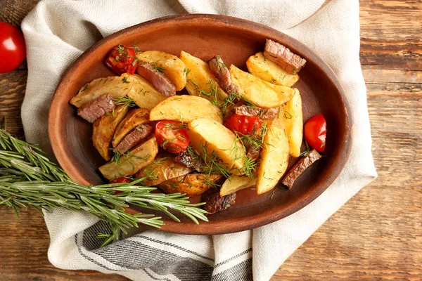 Lezzetli fırında patates ile ahşap plaka 