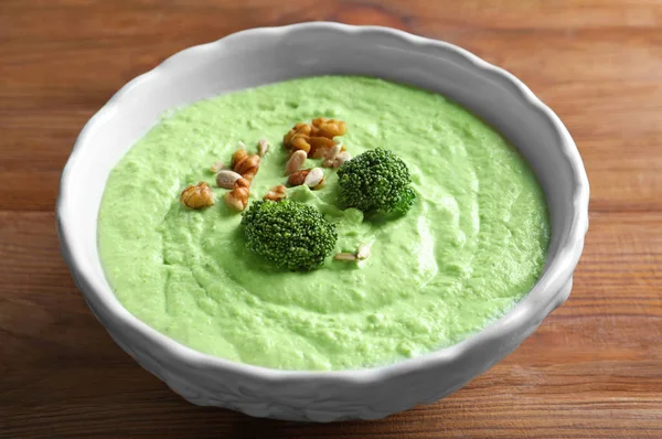 Ceviz ile lezzetli Kremalı brokoli çorbası
