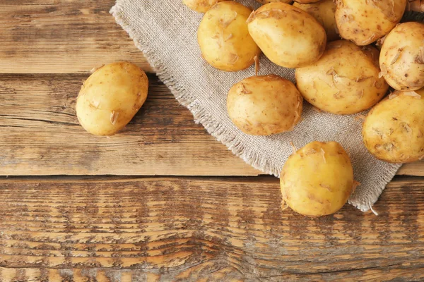 Ahşap masa üzerinde genç patates