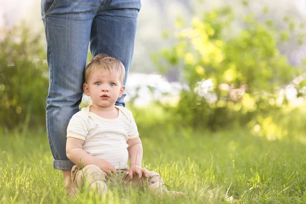 Aranyos baba fiú és a zöld fűben, anyja — Stock Fotó