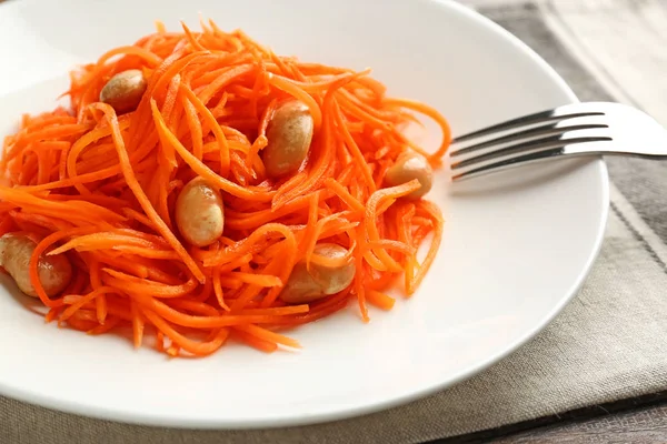 Plaka lezzetli havuç salatası ile