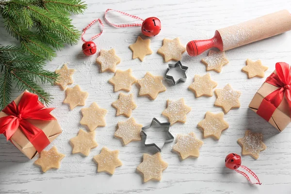 Рождественская композиция с сырыми печеньями — стоковое фото