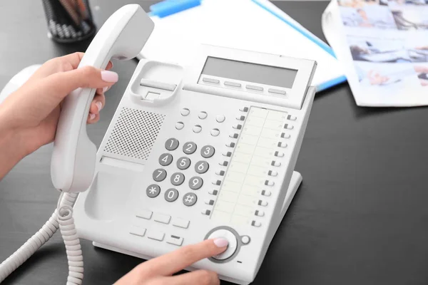 Vrouw die telefoon gebruikt — Stockfoto