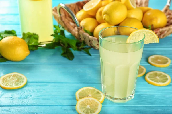 Komposition mit einem Glas Zitronensaft — Stockfoto