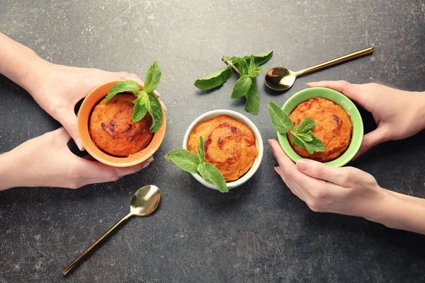 Lezzetli havuç sufle yemek kadın  