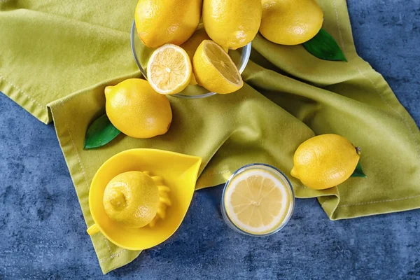Glas Zitronensaft mit Zitronenpresse — Stockfoto