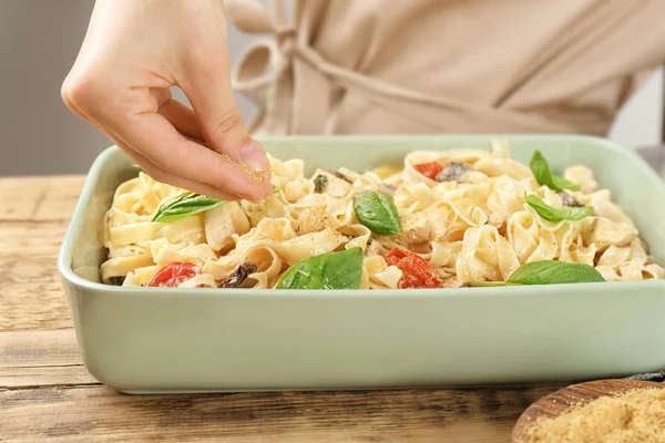 Kadın pişirme Türkiye lazanya