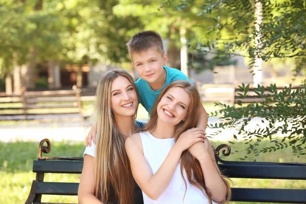 Casal lésbico com filho adotivo — Fotografia de Stock